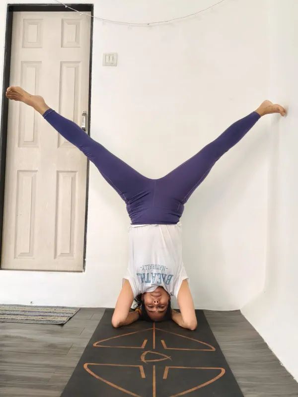 Wide-leg headstand